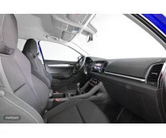 Skoda Karoq Nuevo KAROQ Ambition Plus 1.0 TSI 81kW (110CV) (NU73A513) de 2022 con 5.328 Km por 23.49