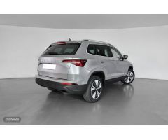 Skoda Karoq KAROQ Ambition Plus 1.0 TSI 81kW (110 CV) (NU73A511) de 2022 con 5.000 Km por 21.900 EUR