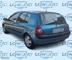 Renault Clio Confort Expression 1.2 de 2004 con 199.000 Km por 2.850 EUR. en Pontevedra