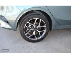 Kia Ceed 1.5 MHEV 118KW TECH DCT 160 5P de 2023 con 5 Km por 26.790 EUR. en Cadiz