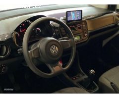 Volkswagen Up 1.0 Street 75 de 2016 con 69.999 Km por 9.900 EUR. en Barcelona
