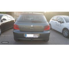 Peugeot 307 1.6 HDi 110 XS 5p. de 2007 con 245.000 Km por 3.750 EUR. en Pontevedra