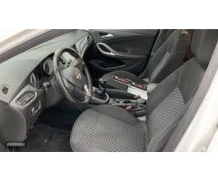 Opel Astra ST 1.6CDTI SELECTIVE de 2018 con 253.340 Km por 7.300 EUR. en Madrid