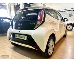 Toyota Aygo 1.0 x play 70cv de 2017 con 118.900 Km por 8.990 EUR. en Sevilla