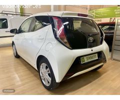 Toyota Aygo 1.0 x play 70cv de 2017 con 118.900 Km por 8.990 EUR. en Sevilla