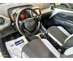 Toyota Aygo 1.0 x play 70cv de 2017 con 118.900 Km por 8.990 EUR. en Sevilla