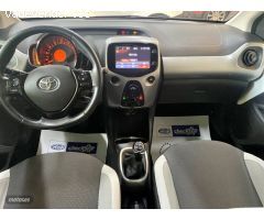 Toyota Aygo 1.0 x play 70cv de 2017 con 118.900 Km por 8.990 EUR. en Sevilla