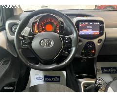 Toyota Aygo 1.0 x play 70cv de 2017 con 118.900 Km por 8.990 EUR. en Sevilla