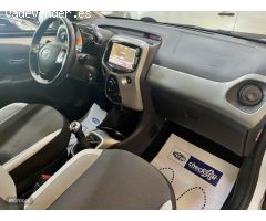 Toyota Aygo 1.0 x play 70cv de 2017 con 118.900 Km por 8.990 EUR. en Sevilla
