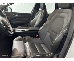 Volvo XC 60 XC60 R-Design, B4 mild hybrid (diesel) de 2022 con 32.456 Km por 49.900 EUR. en Badajoz