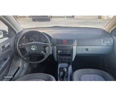 Skoda Fabia 1.2 GASOLINA de 2004 con 120.000 Km por 3.500 EUR. en Pontevedra