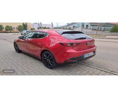 Mazda Mazda3 2.0 e-SKYACTIV-X ZENITH SAFETY RED AT de 2021 con 43.900 Km por 24.900 EUR. en Madrid