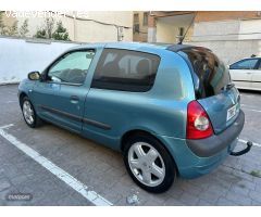 Renault Clio 1.2 Gasolina 16v 75 cv de 2003 con 138.000 Km por 2.100 EUR. en Madrid