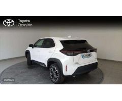 Toyota Yaris Cross 120h Style de 2023 con 4.882 Km por 27.490 EUR. en MADRID
