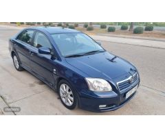 Toyota Avensis LUNA 4xD4 de 2004 con 264.625 Km por 2.900 EUR. en Cordoba