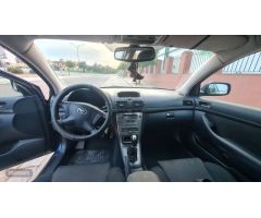 Toyota Avensis LUNA 4xD4 de 2004 con 264.625 Km por 2.900 EUR. en Cordoba