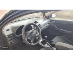 Toyota Avensis LUNA 4xD4 de 2004 con 264.625 Km por 2.900 EUR. en Cordoba
