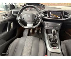 Peugeot 308 1.2 ALLURE LEDS-NAVI-PARK CAM-CAR PLAY de 2016 con 167.000 Km por 5.700 EUR. en Granada