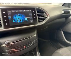 Peugeot 308 1.2 ALLURE LEDS-NAVI-PARK CAM-CAR PLAY de 2016 con 167.000 Km por 5.700 EUR. en Granada