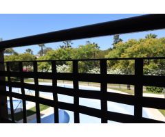 ¡Apartamento moderno con terraza, piscina y garaje a pasos del mar! ??????