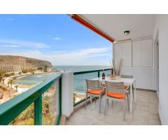 SE VENDE APARTAMENTO CON VISTAS ESPECTACULARES AL MAR EN PRIMERA LINEA DE PLAYA EN LOS CRISTIANOS
