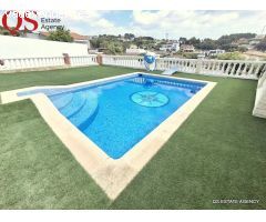 Casa con piscina y jardín en la urbanización Costa Cunit, Cunit