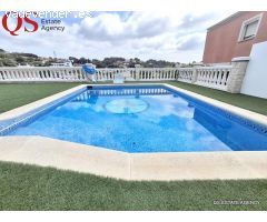 Casa con piscina y jardín en la urbanización Costa Cunit, Cunit
