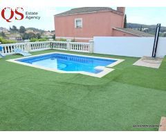 Casa con piscina y jardín en la urbanización Costa Cunit, Cunit