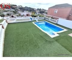 Casa con piscina y jardín en la urbanización Costa Cunit, Cunit