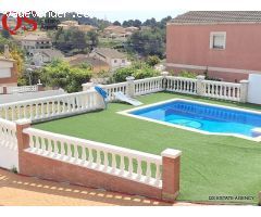 Casa con piscina y jardín en la urbanización Costa Cunit, Cunit