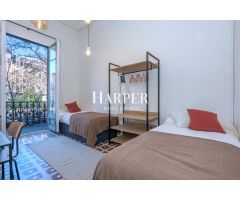 Elegante Piso de 4 Habitaciones con Terraza en Eixample