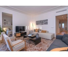 Elegante Piso de 4 Habitaciones con Terraza en Eixample