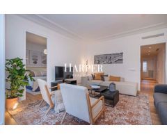 Elegante Piso de 4 Habitaciones con Terraza en Eixample