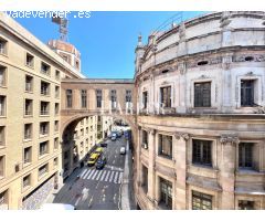 Encantador piso renovado de 3 habitaciones con balcón en Ciutat Vella, a pasos del mar