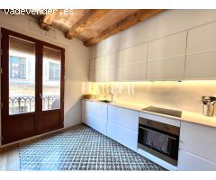 Encantador piso renovado de 3 habitaciones con balcón en Ciutat Vella, a pasos del mar
