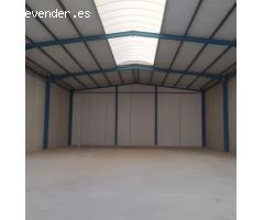 Nave 400m2 con patio lateral