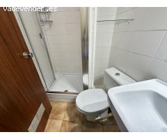 Garaje en venta con espacio ideal para taller o almacén.