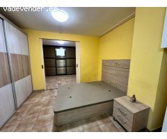 Garaje en venta con espacio ideal para taller o almacén.