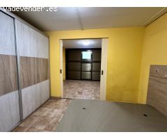 Garaje en venta con espacio ideal para taller o almacén.