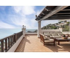Exclusivo ático en Marina del Este con terraza de 100 m2, garaje, piscina y vistas al mar