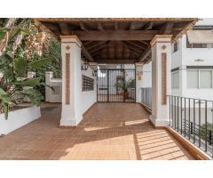 Exclusivo ático en Marina del Este con terraza de 100 m2, garaje, piscina y vistas al mar