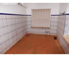 PISO CÉNTRICO MUY LUMINOSO Y CON PATIO EN PLENA CORREDERA. BUENA DISTRIBUCIÓN