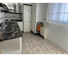 CASA UNIFAMILIAR DE ALQUILER, CON PATIO , GARAJE Y TRATERO