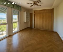 Inmobiliarias Encuentro vende increíble piso ATICO  en la Zona de PARQUE COIMBRA.