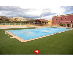 MAGNIFICO CHALET CON CASA SERVICIO + PARCELA 9 HAB + PISCINA + PISTA PADEL + BARBACOA