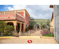 MAGNIFICO CHALET CON CASA SERVICIO + PARCELA 9 HAB + PISCINA + PISTA PADEL + BARBACOA