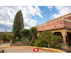 MAGNIFICO CHALET CON CASA SERVICIO + PARCELA 9 HAB + PISCINA + PISTA PADEL + BARBACOA