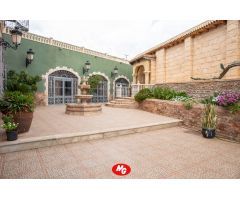 MAGNIFICO CHALET CON CASA SERVICIO + PARCELA 9 HAB + PISCINA + PISTA PADEL + BARBACOA