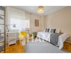 Hermosa y amplia habitación con balcón en Chalet Luminoso