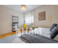 Hermosa y amplia habitación con balcón en Chalet Luminoso